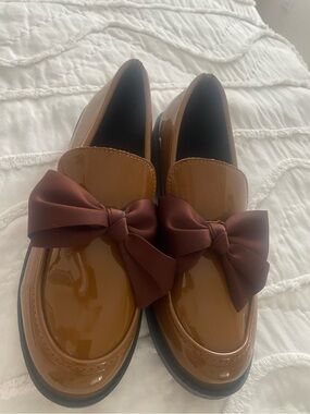 Patent Leather Bow Loafer — Tan SZ 9-1/2
